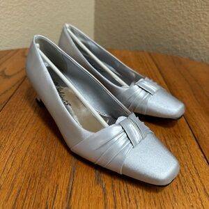 Easy Street Waive silver pumps